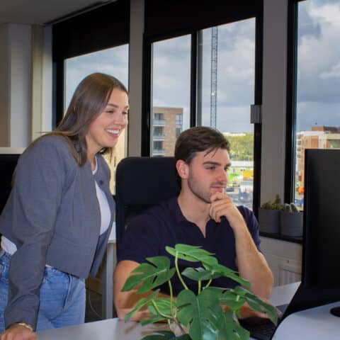 Witte man en vrouw kijkend naar computerscherm