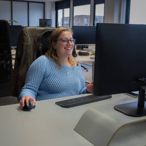 Witte vrouw lachend aan het werk