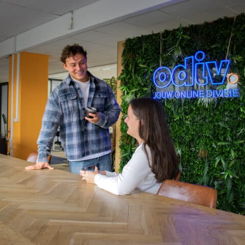 Witte man en vrouw praten