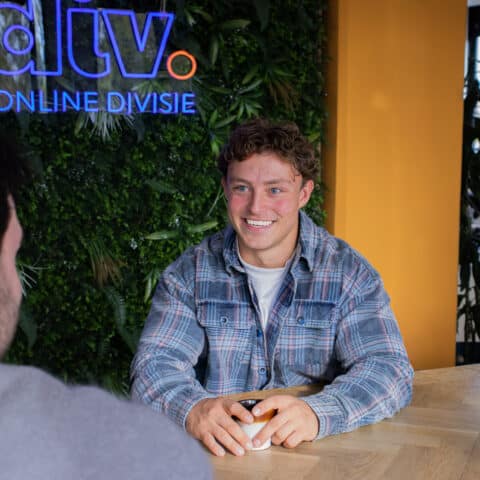 Twee witte mannen praten met koffie