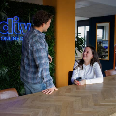 Witte vrouw en man pratend aan tafel
