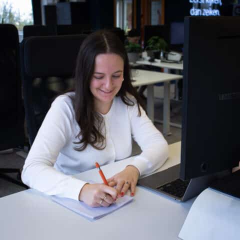 Witte vrouw schrijvend