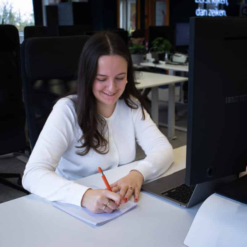 Witte vrouw schrijvend