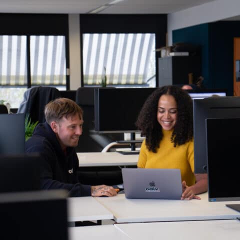 Een man en een vrouw die samen achter de computer zitten