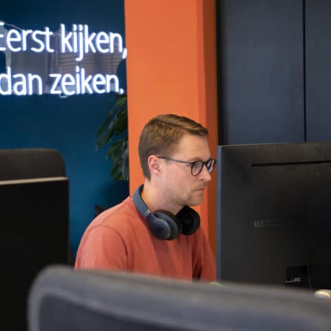 Man die rechtstreeks naar het computerscherm kijkt