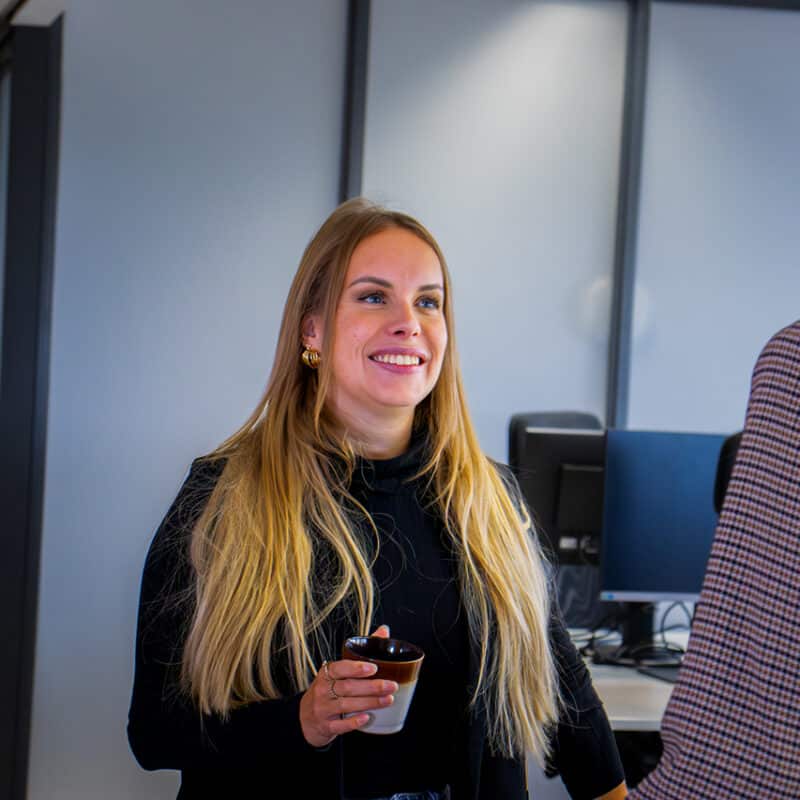 Twee witte vrouwen praten met elkaar