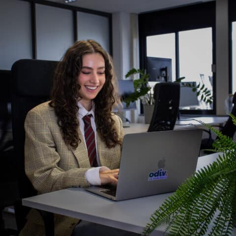 Getinte vrouw achter laptop