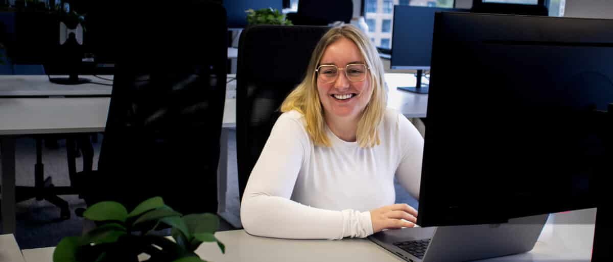 Witte vrouw tekenen achter scherm