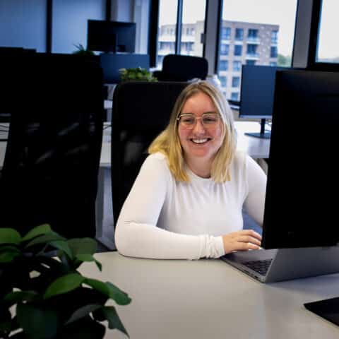 Witte vrouw tekenen achter scherm