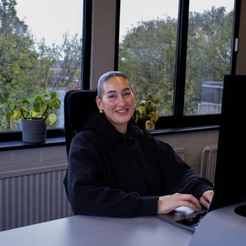 Getinte vrouw achter computer