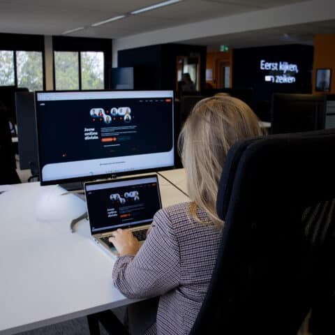 Blonde vrouw kijkend naar ODIV website