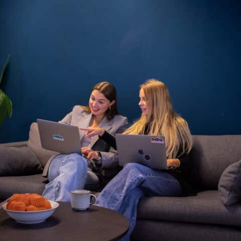Twee witte vrouwen zittend aan het overleggen