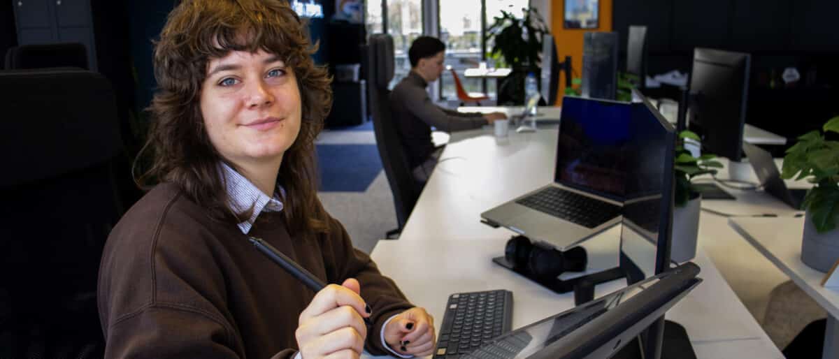 Witte vrouw tekenen achter scherm
