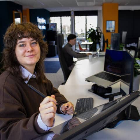 Witte vrouw tekenen achter scherm