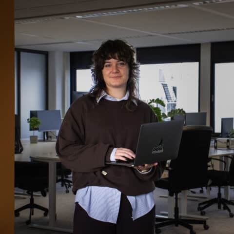 Witte vrouw staand met laptop