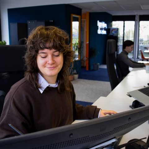 Witte vrouw tekenen achter scherm