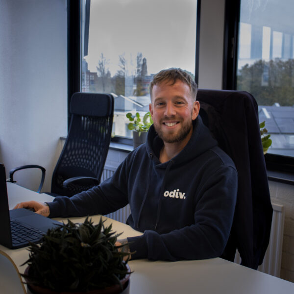 Witte man achter glimlachend achter laptop