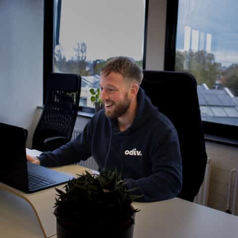 Witte man werkende achter laptop