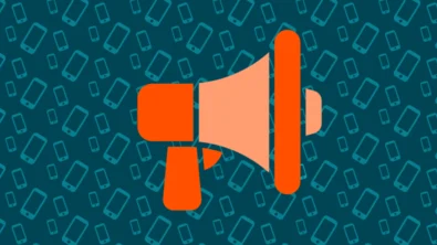 Oranje Megaphone met donkerblauwe achtergrond en veel lichtblauwe smartphones
