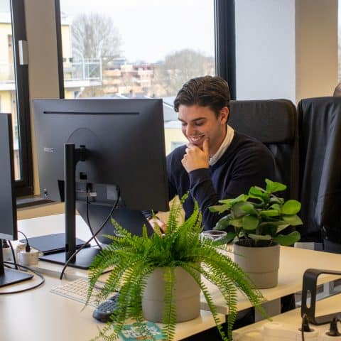 Data specialist aan het werken