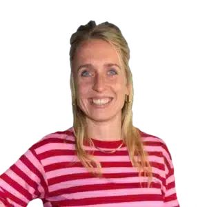 Witte vrouw met rood en roze gestreept shirt, blond haar en blauwe ogen