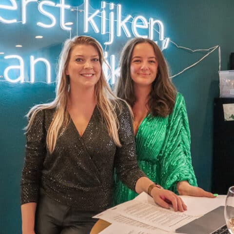 Twee marketeers poseren voor de foto